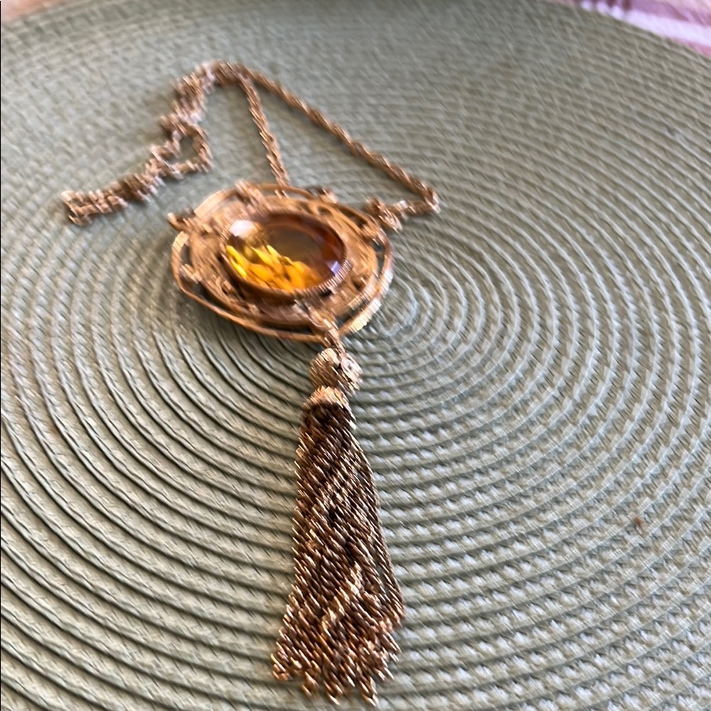 Elegant Gold Pendant Necklace